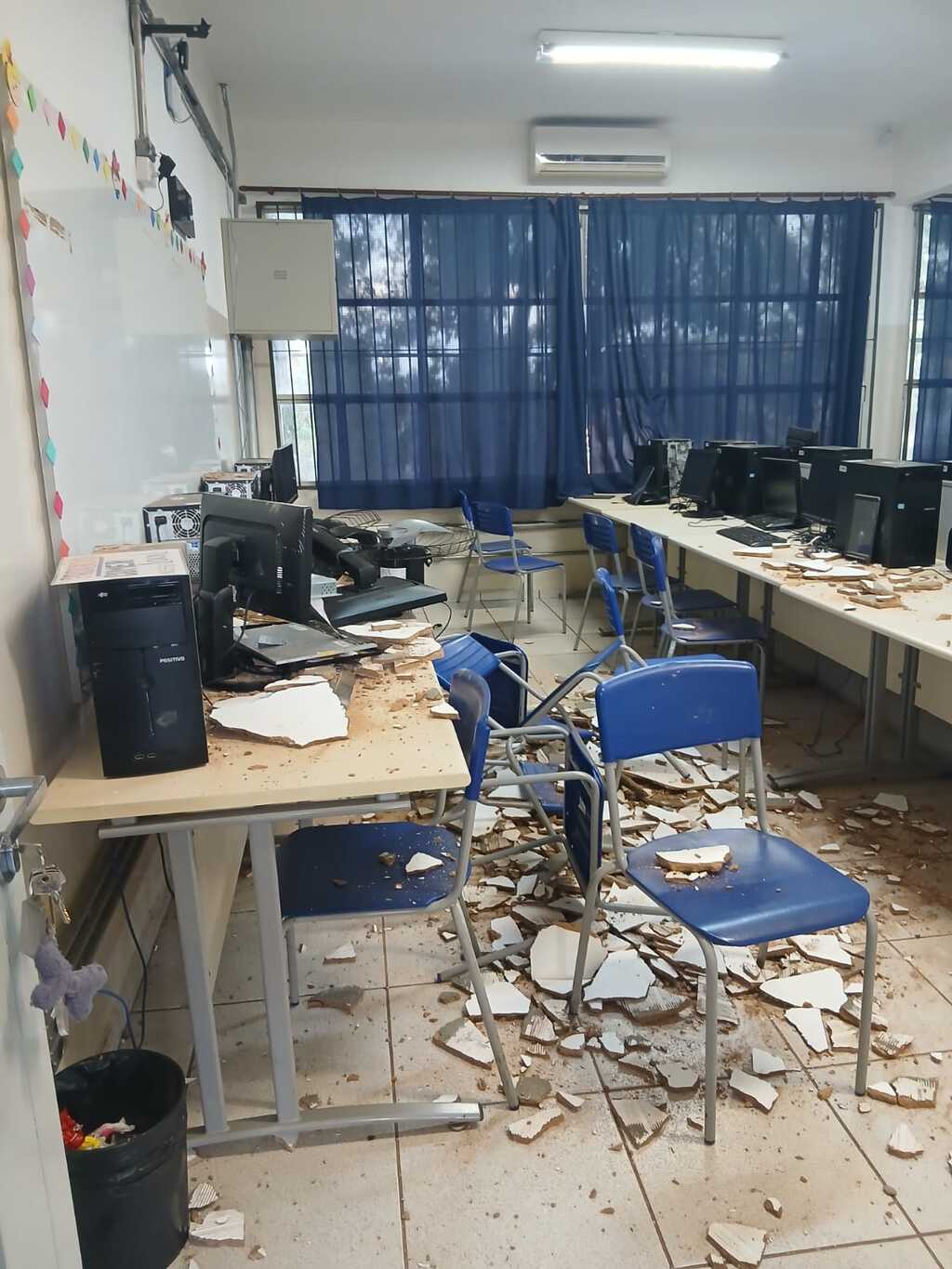 Defesa Civil interdita sala da escola José Conti após queda de reboco