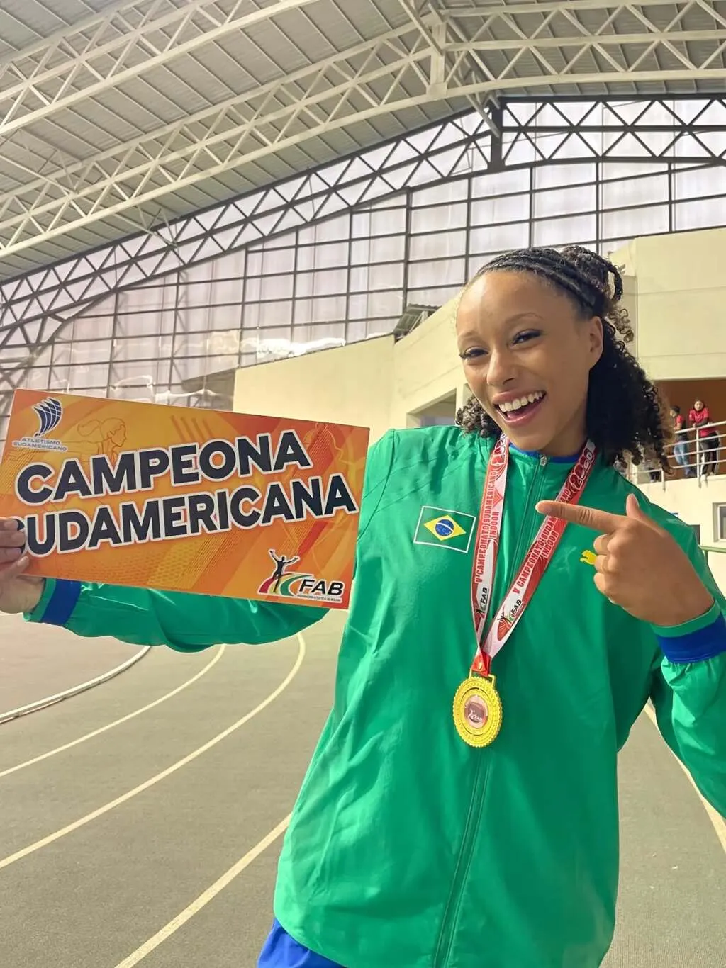 Duda estreia na seleção adulta com título no salto em altura