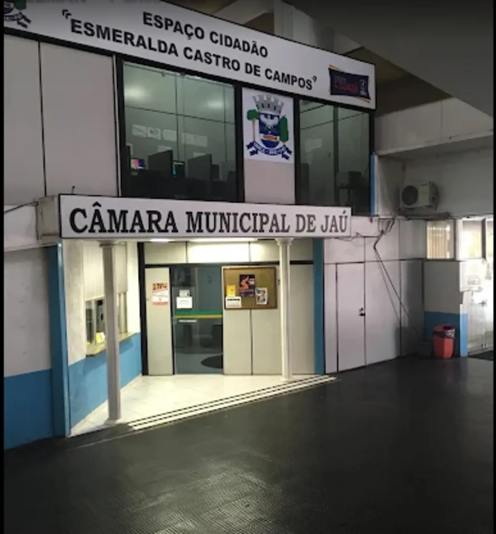 Fachada de imóvel com dois pilares de sustentação, com a inscrição "Câmara Municipal de Jaú" na fachada
