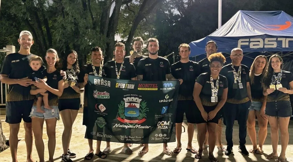 atletas de camiseta pfeta exibem medalhas e seguram banner com logotipos de patrocinadores