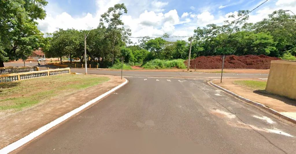 Final de rua, com acesso laterais, tendo do lado esquerdo muro amarelo com balaústres brancos