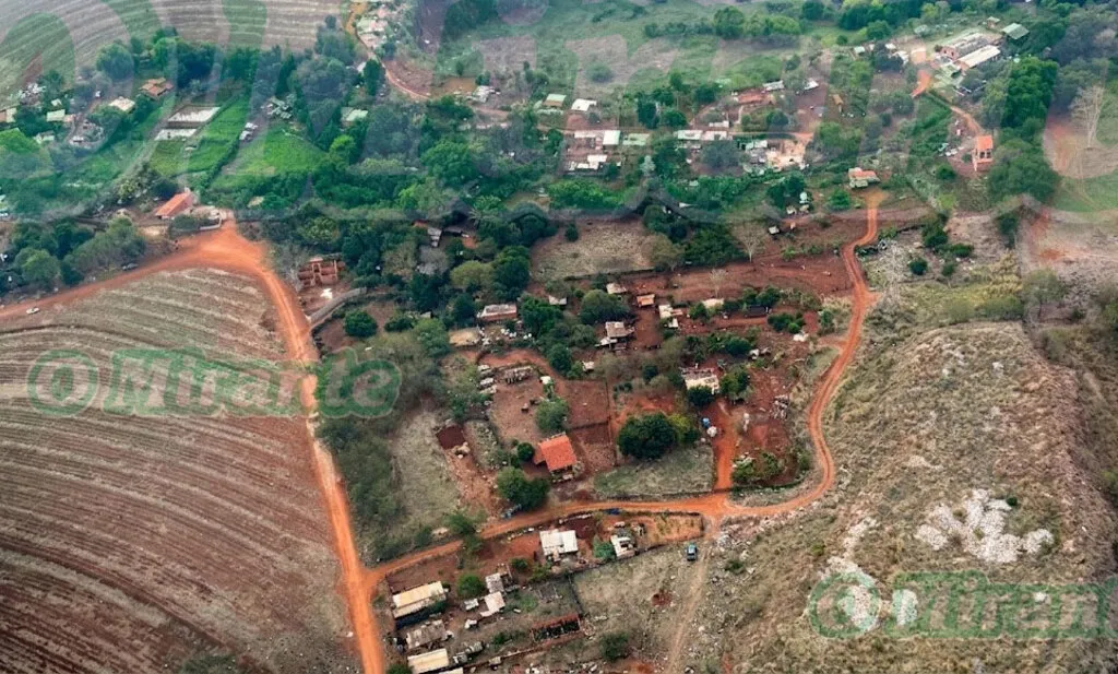 Mulher pousa para foto tendo as bandeiras de Igaraçu do Tietê e do Brasil ao fundo