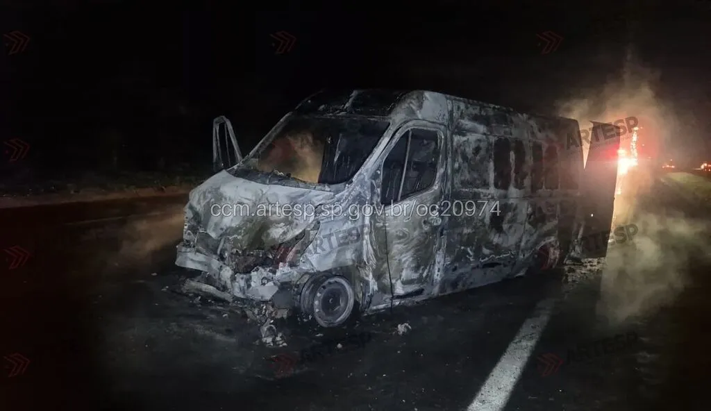 Colisão entre vans termina em incêndio na Rodovia Jaú-Bauru