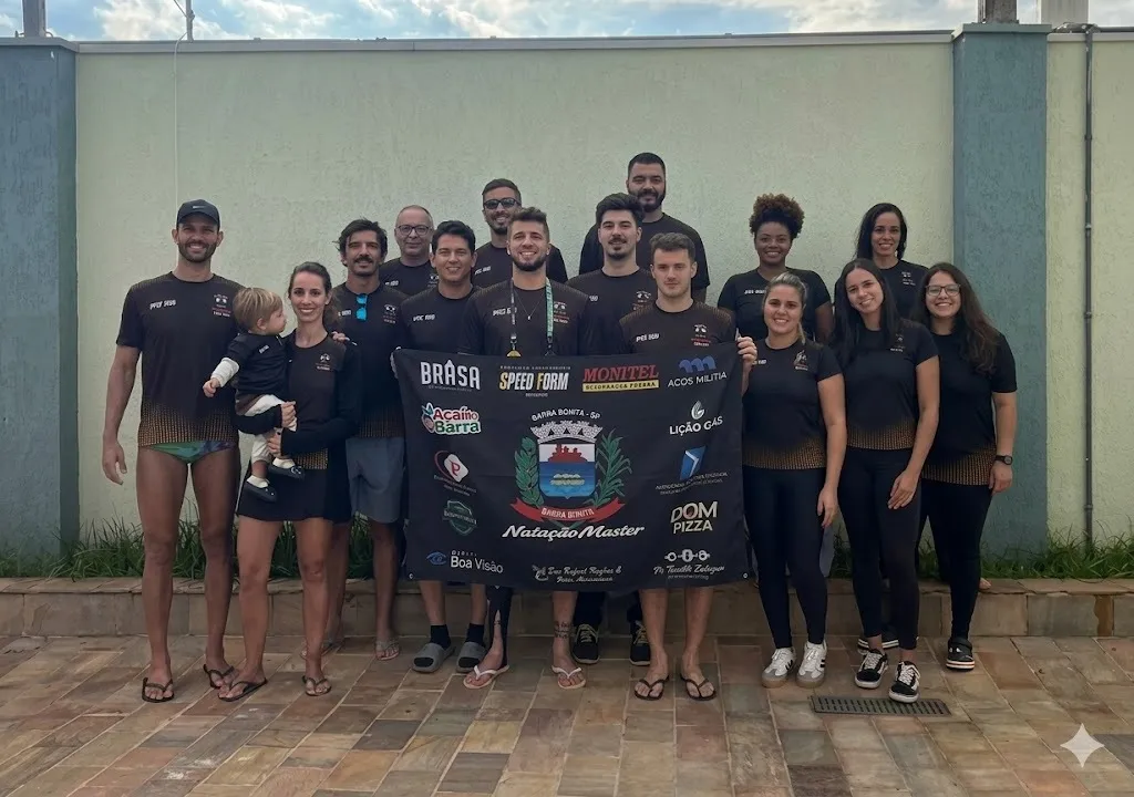 atletas exibem medalhas e bandeira com  brasão de cidade e logotipos de patrocinadores