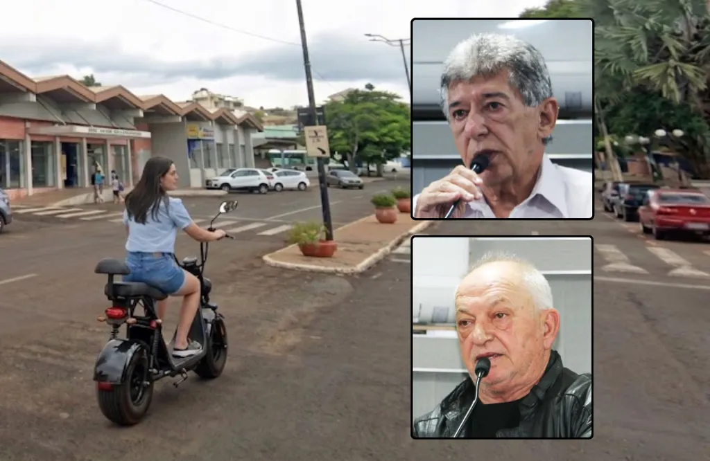 Mulher sem capacete pilotando uma scooter elétrica em uma rua asfaltada, vestindo blusa azul clara, shorts jeans e Crocs.