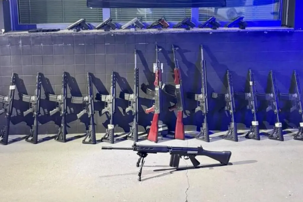 arsenal com dezenas de armas exposto em base da polícia rodoviária